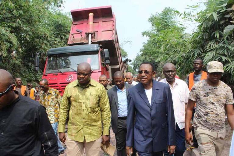 KIMBANSEKE: BRUNO TSHIBALA S&rsquo;ASSURE DE L&rsquo;ASPHALTAGE DE LA ROUTE MOKALI