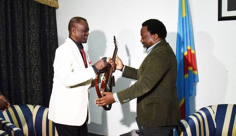 Musique : Simaro Lutumba a remis sa guitare à Joseph Kabila