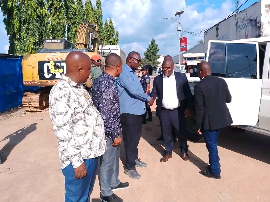 Maniema : le gouverneur Kabwankubi en visite d’inspection des chantiers à Kindu