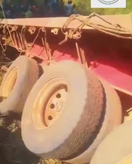 Kongo Central : un camion de ciment termine sa course dans un ravin à Lombo Serrage, 3 blessés